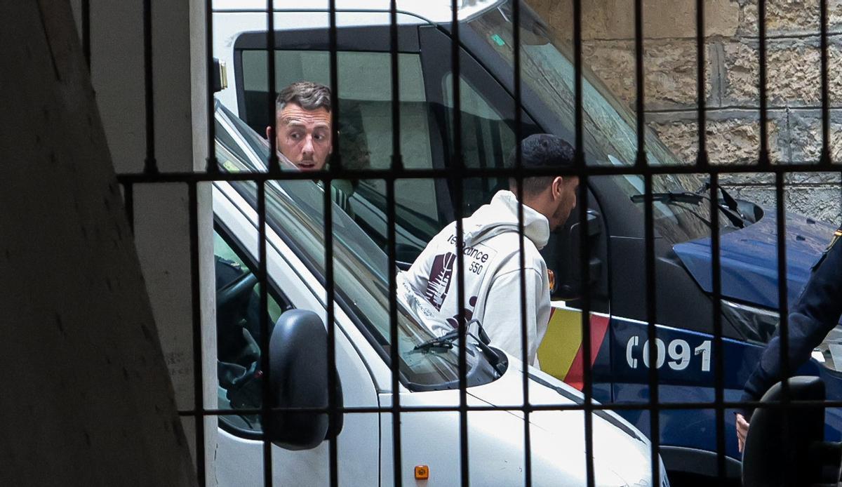 Jonathan Alan S., a la izquierda el pasado marzo cuando pasó a disposición judicial en Alicante.
