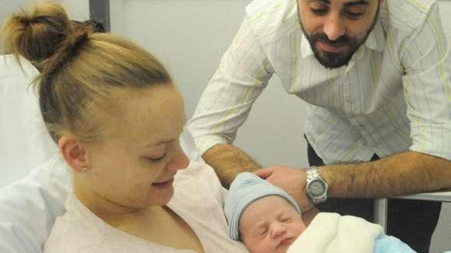 Erik, el primer bebé del año 2018 en el Hospital do Salnés. // Iñaki Abella