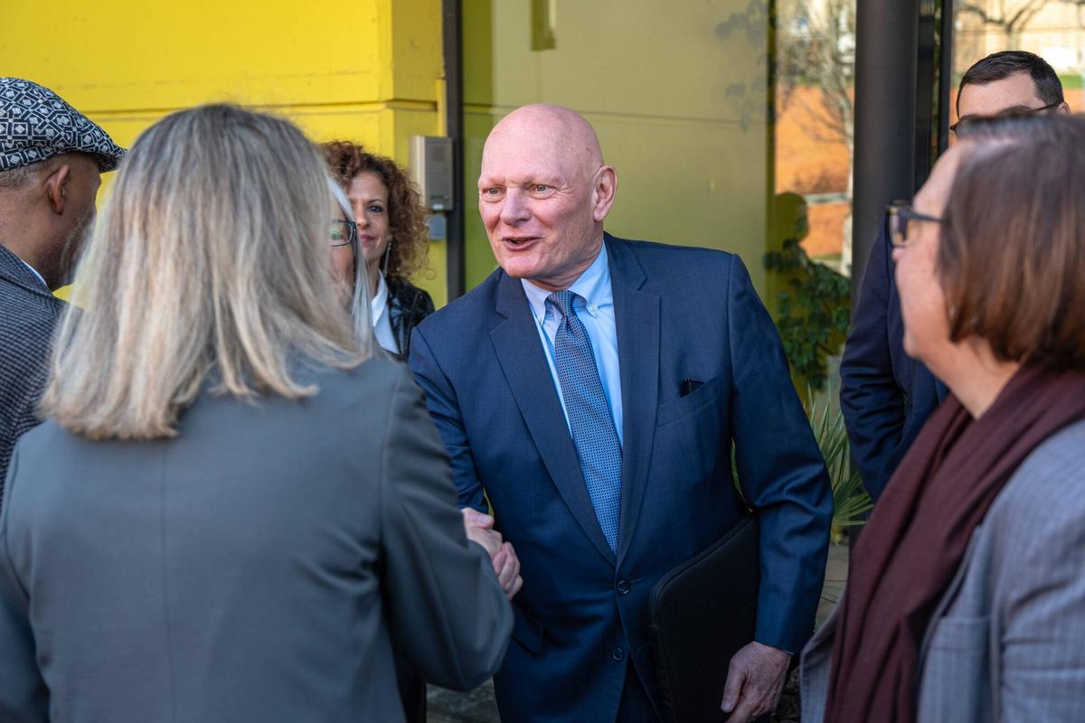 Reportaje con maestros y alumnos y declas institucionales de Martínez Bravo y John Hoffmann