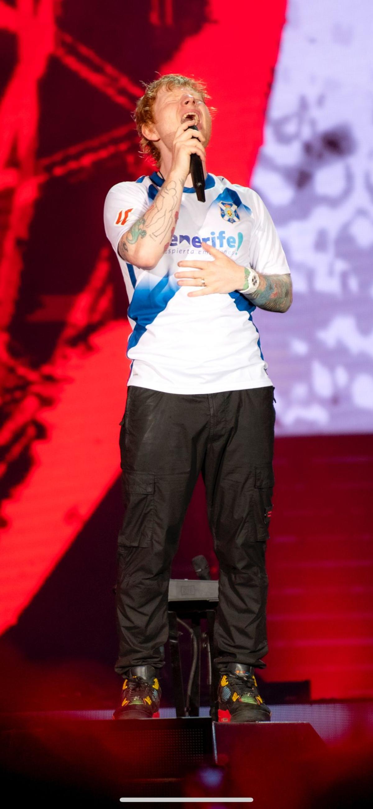 Ed Sheeran con la camiseta del CD Tenerife.
