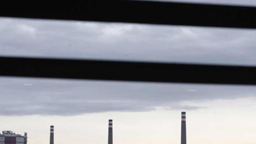 Las chimeneas de baterías de coque, uno de los focos de contaminación del aire avilesino.