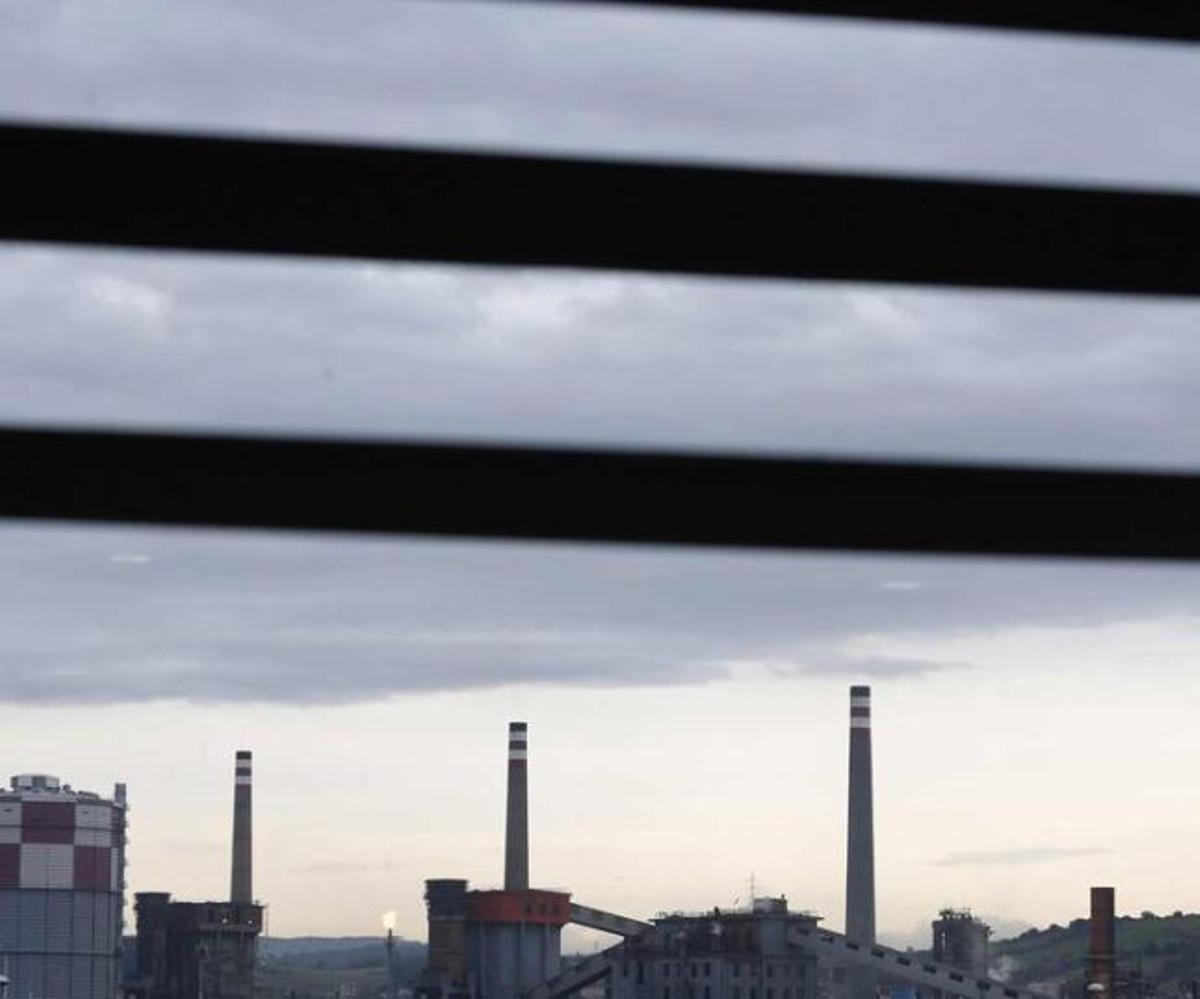 Las chimeneas de baterías de coque, uno de los focos de contaminación del aire avilesino.