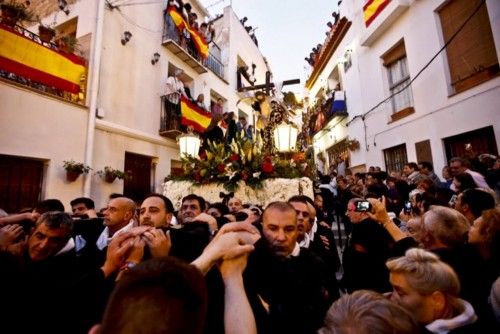 Alicante se vuelca con la procesión de Santa Cruz