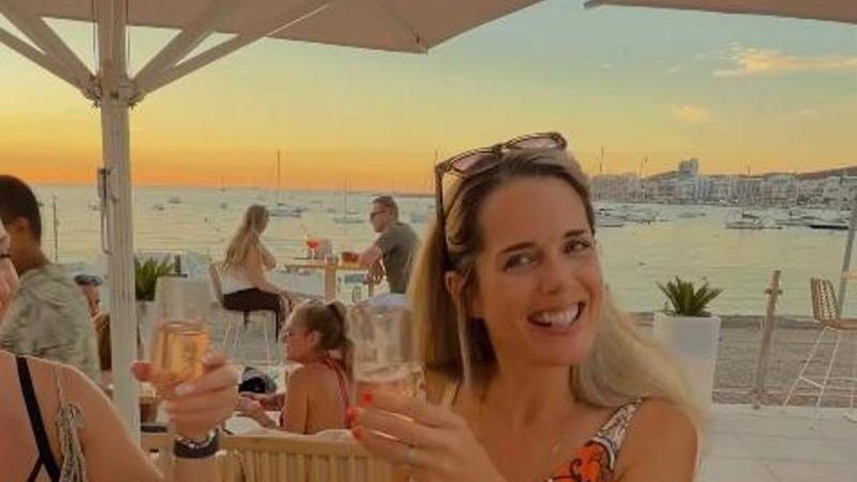 La creadora de contenido brindando con champán sin alcohol.