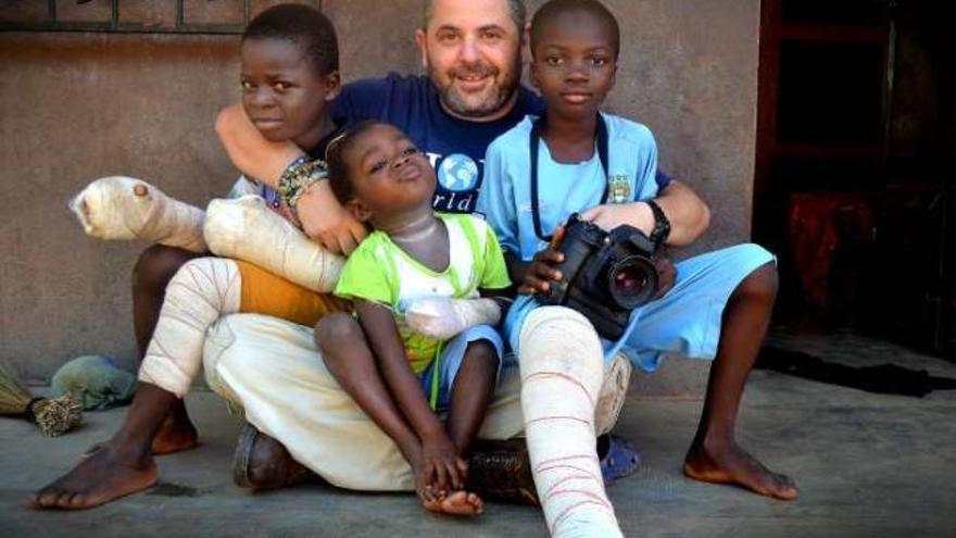 El presidente y fundador de la ONG Oasis, Antonio Aragón, con tres niños operados en Togo.