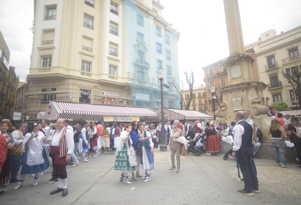 Ambiente en la plaza de las Flores en el Bando