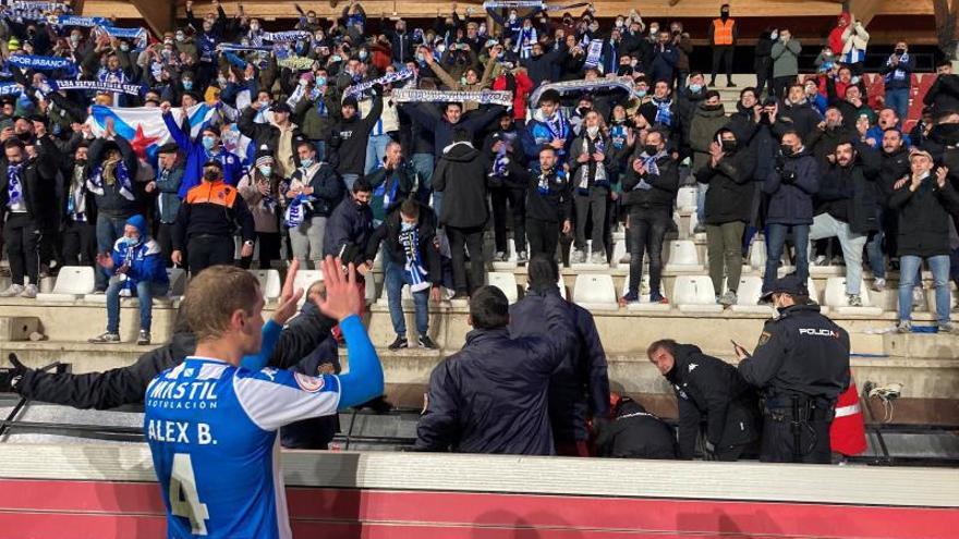 Álex Bergantiños saluda a los aficionados blanquiazules al finalizar el partido.