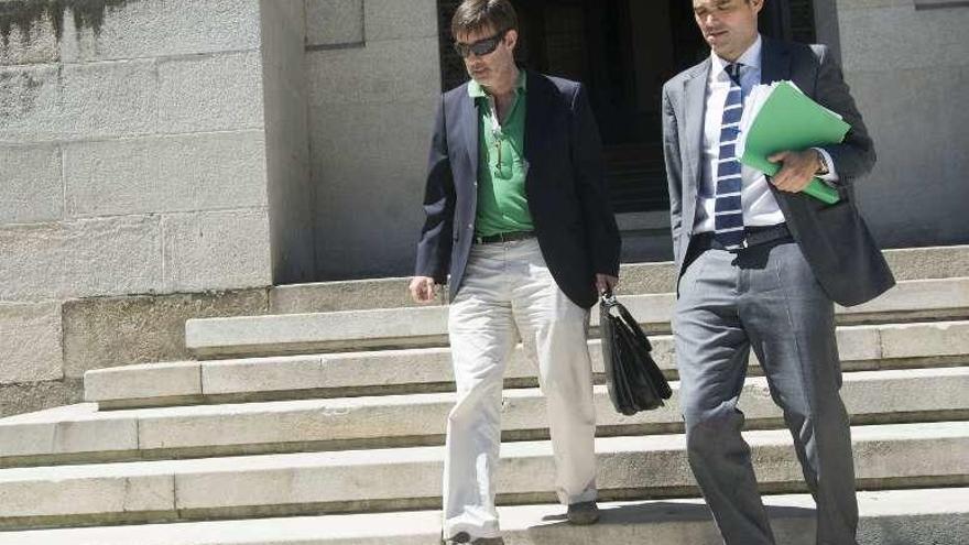 Álvarez junto a su abogado ayer en A Coruña. // V. Echave