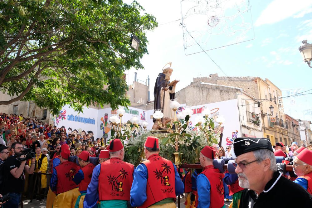 La imagen de San Antón vuelve a presidir el altar mayor de la iglesia de Santa Ana.