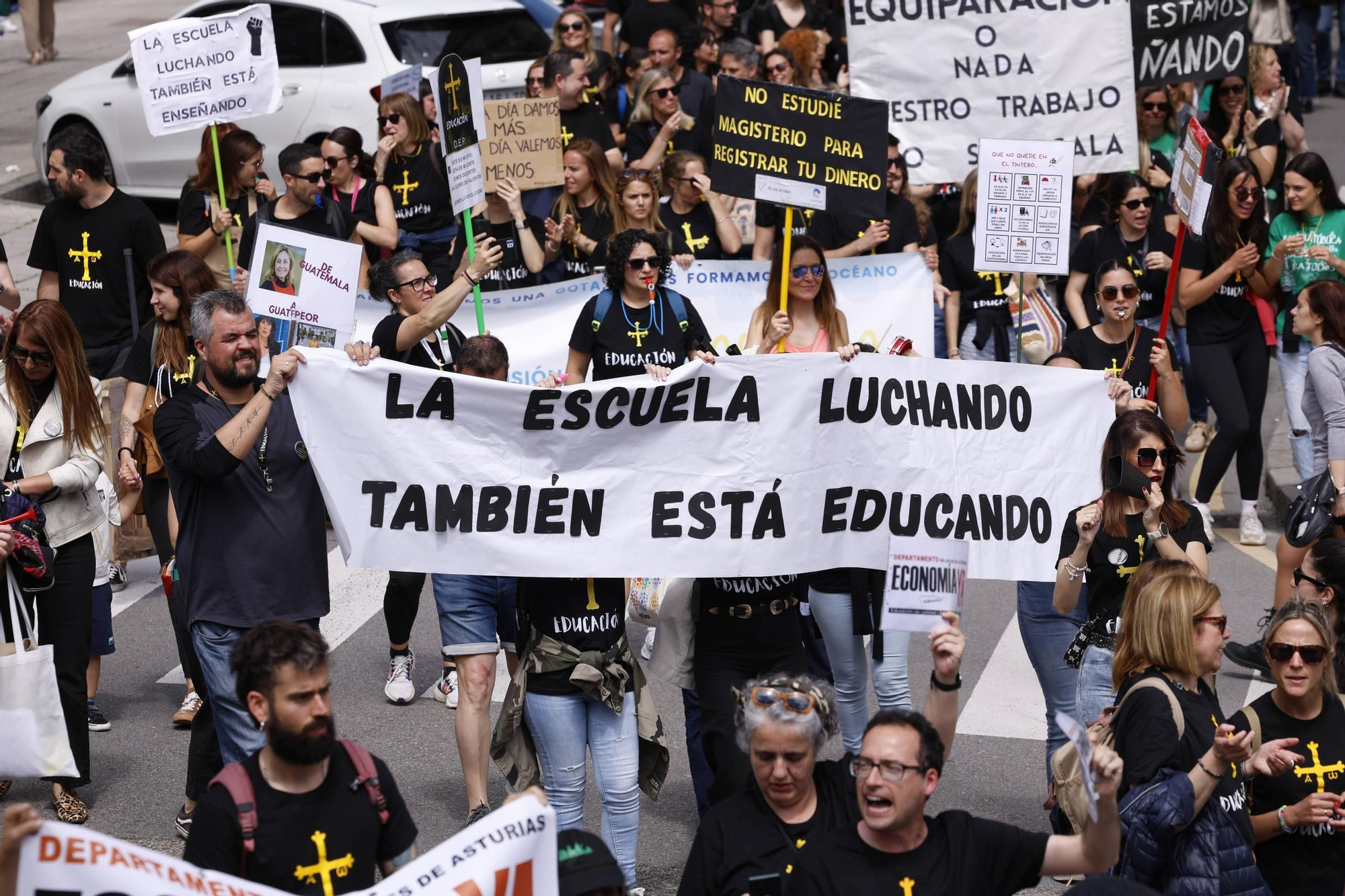 EN IMÁGENES: Cientos de profesores se manifiestan en Oviedo en la cuarta jornada de huelga