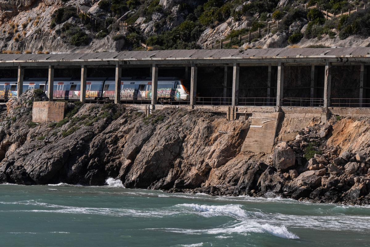 Sitges. 19/02/2026 Sociedad. Tunel con vías de tren afectadas y deterioradas donde pasan trenes de Rodalies. Foto: Zowy Voeten / El Periódico