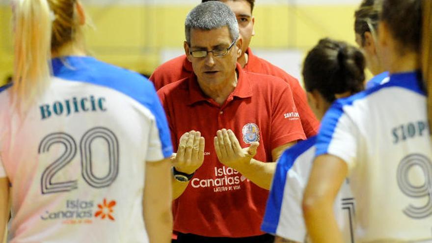 Octavio Pérez da indicaciones, en un encuentro de la temporada pasada.