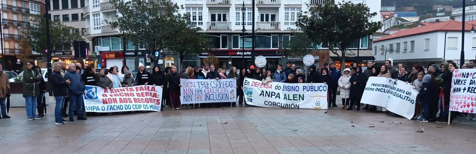 Concentración en Cee para demandar máis profesores e coidadores.