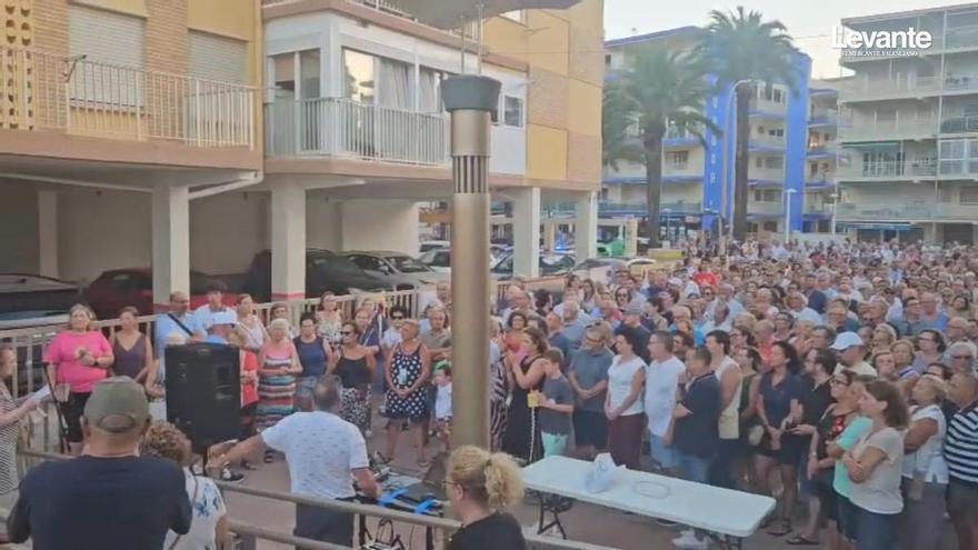 Una barrera de sacos de arena frente al edificio de Tavernes de la Valldigna afectado por el temporal para exigir una solución definitiva para la playa