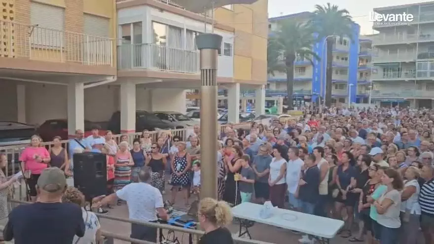 Una barrera de sacos de arena frente al edificio de Tavernes de la Valldigna afectado por el temporal para exigir una solución definitiva para la playa