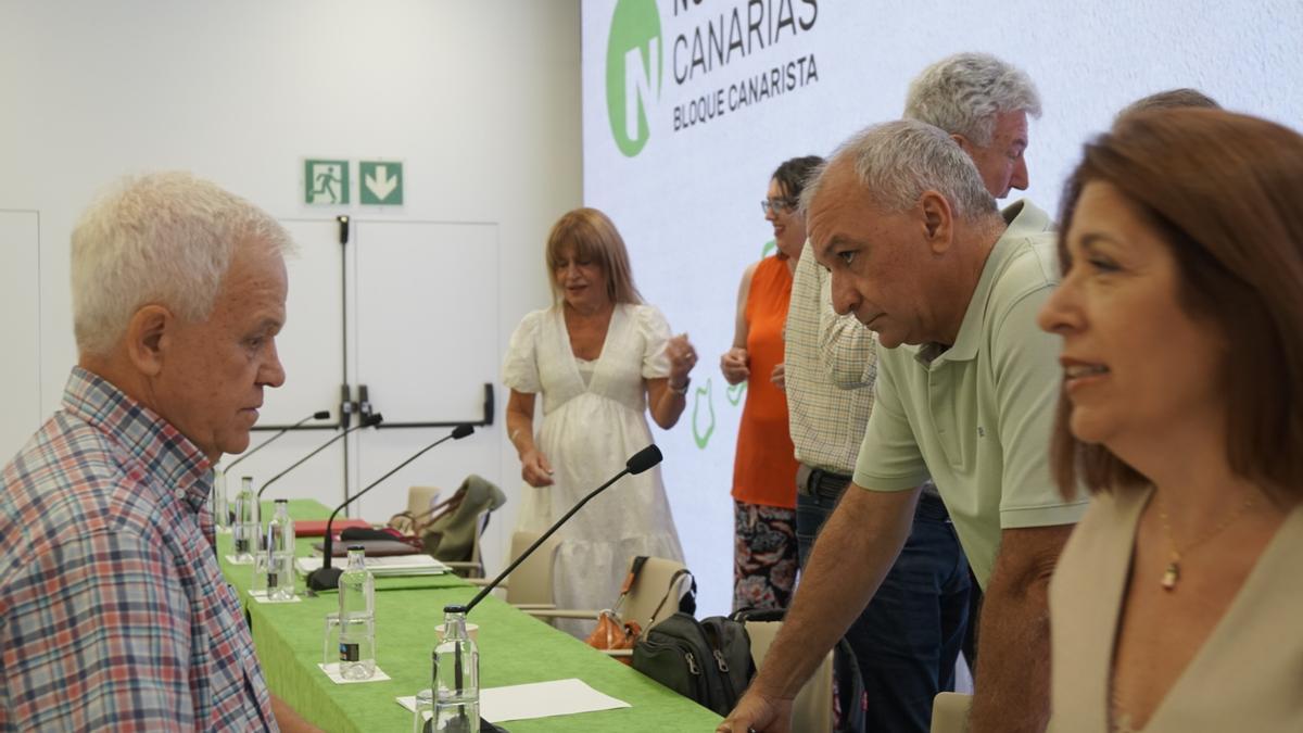 Carmelo Ramírez, a la izquierda, habla con Luis Campos en un Consejo Político de NC-BC.