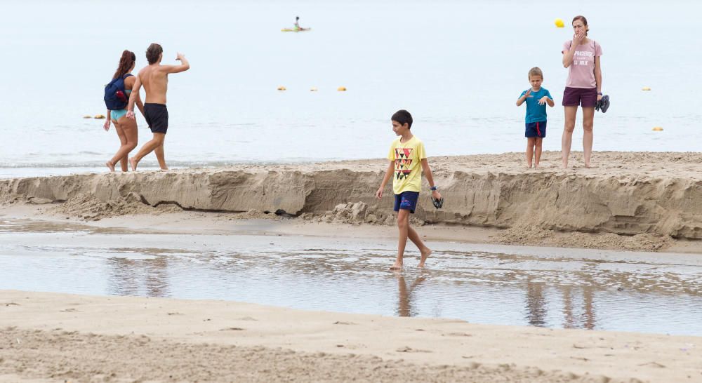 Las lluvias han partido en dos la playa de la Albufereta