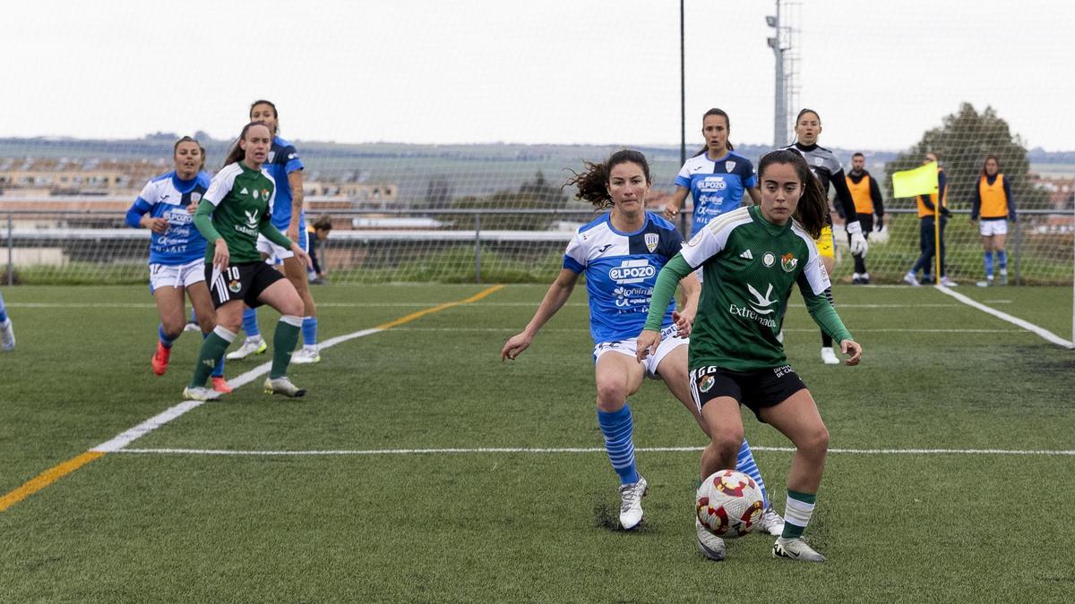 Carmen Acedo controla el balón en el partido ante el Alhama.