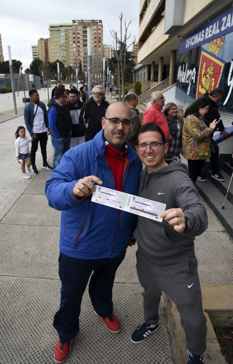 Largas colas para adquirir entradas para el derbi aragonés