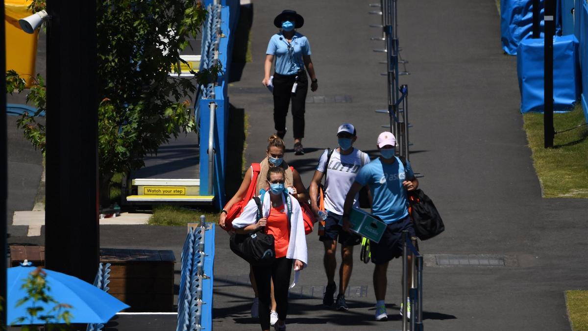 Varios tenistas se dirigen a los entrenos en Melbourne