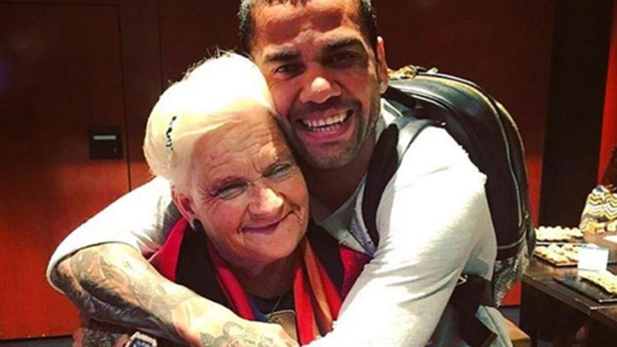 Dani Alves, junto a la 'Besàvia culé'