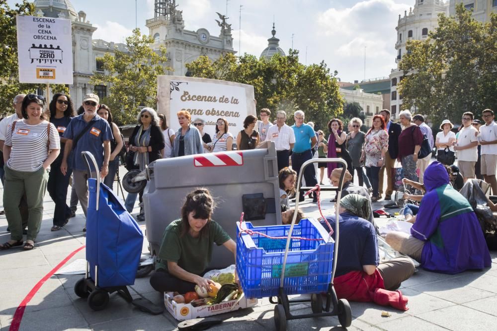 Falla humana de Pobresa Zero en la plaza del Ayuntamiento de València