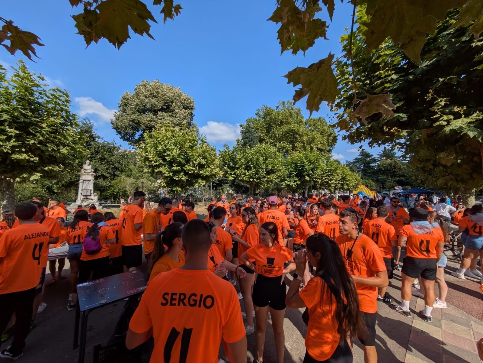 Jira y reparto del bollo en las fiestas de Santiago en Sama de Langreo