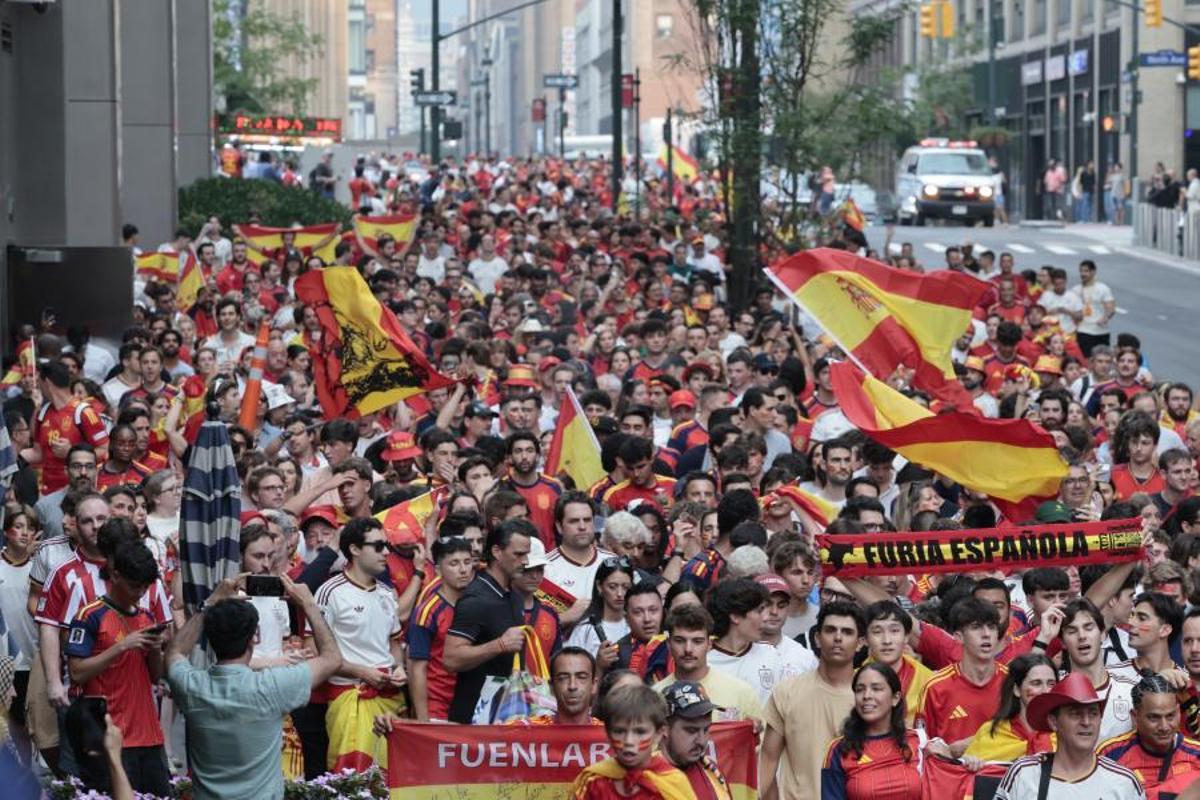 Aficionados de la selección española y  argentina de fútbol  toman Times Square antes de la final de la Copa del Mundo.