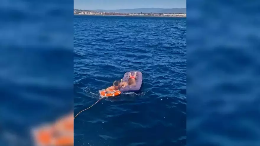 Rescatados en Italia una abuela y su nieto en una colchoneta a 4 kilómetros a la deriva