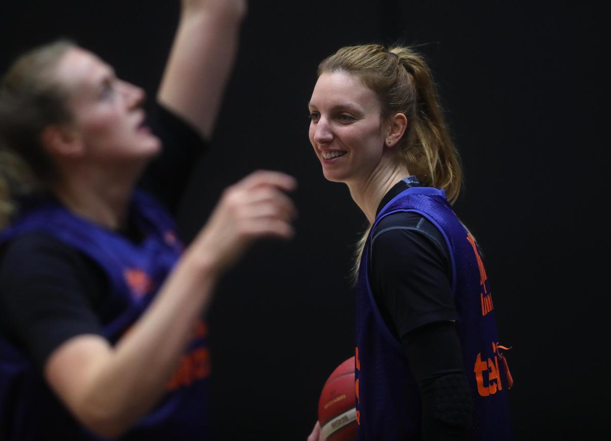 Laura Gil, en un entrenamiento del Valencia Basket