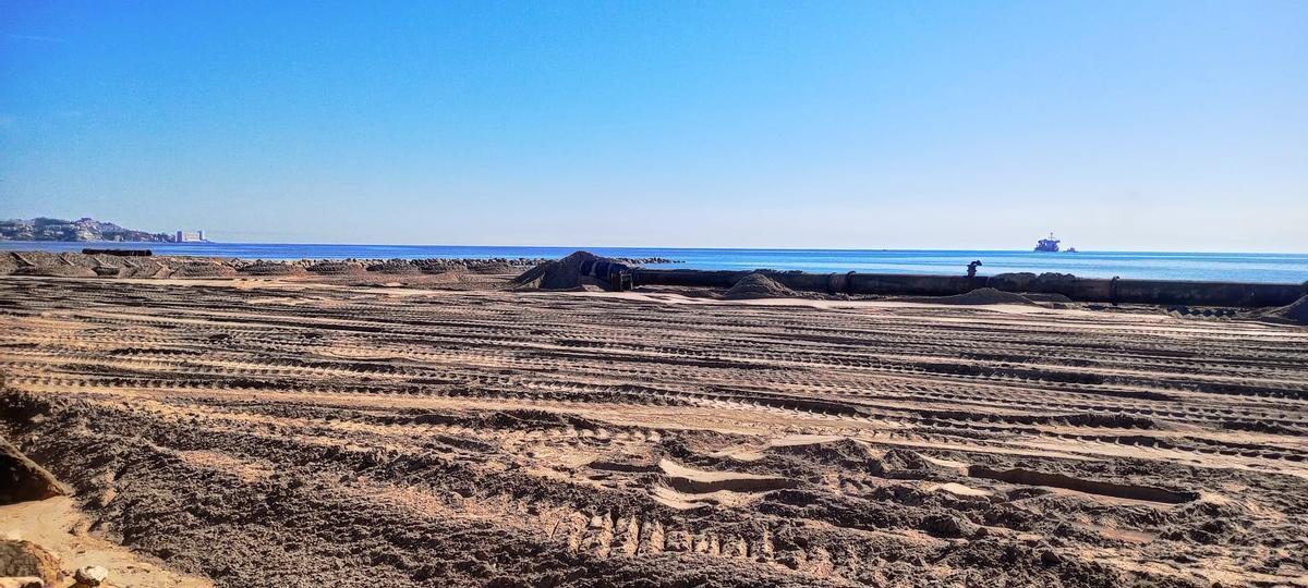 Tramo de playa ya regenerado, con la megadraga al fondo.