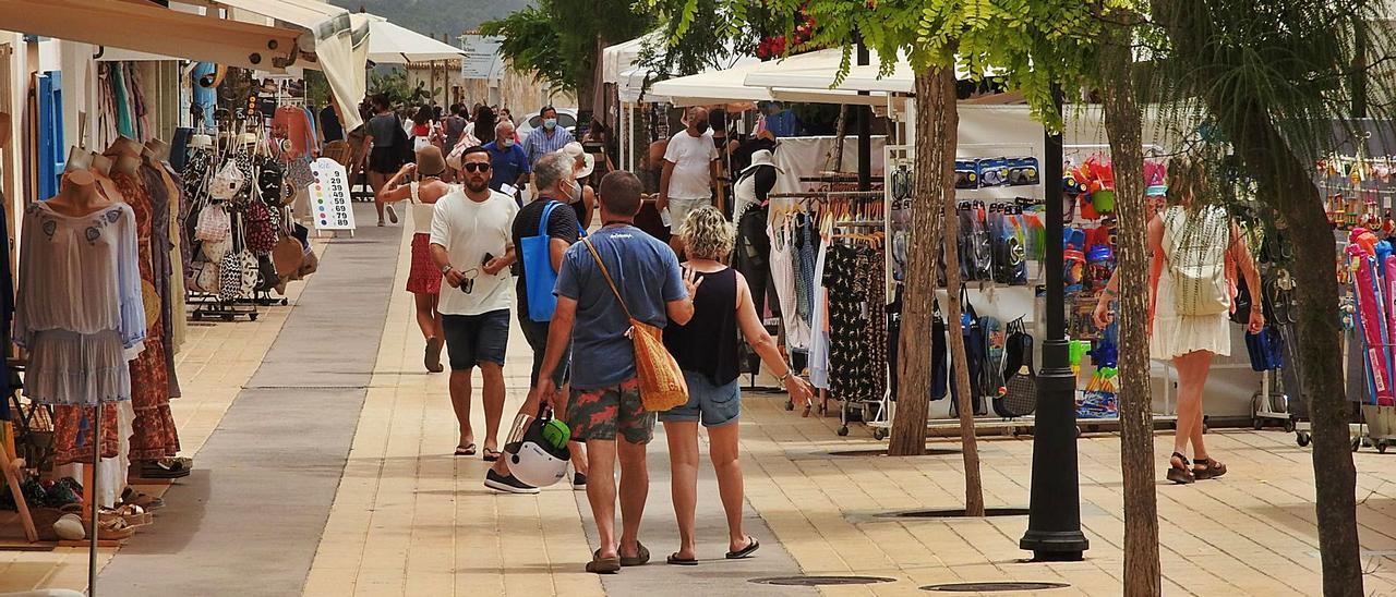 Turistas pasean por la calle
 Jaume I de Sant Francesc. c.c.