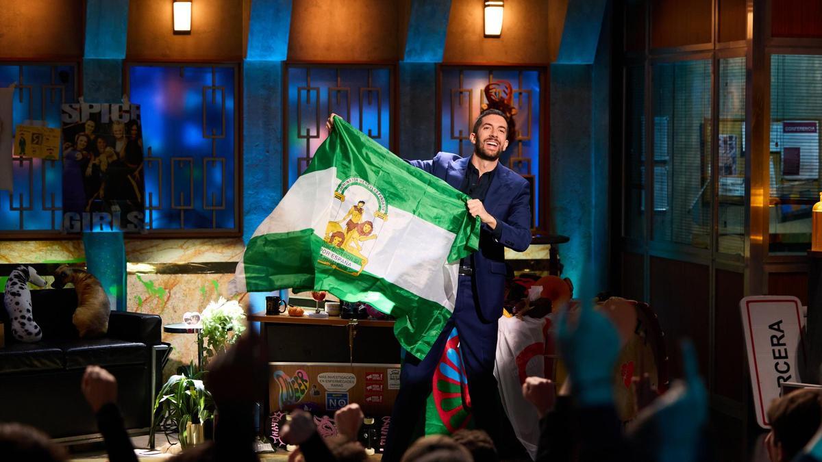 DAVID BRONCANO ANDALUCÍA LA REVUELTA | De cantar el himno andaluz a salir  con la bandera: así vivió David Broncano el Día de Andalucía en 'La Revuelta '