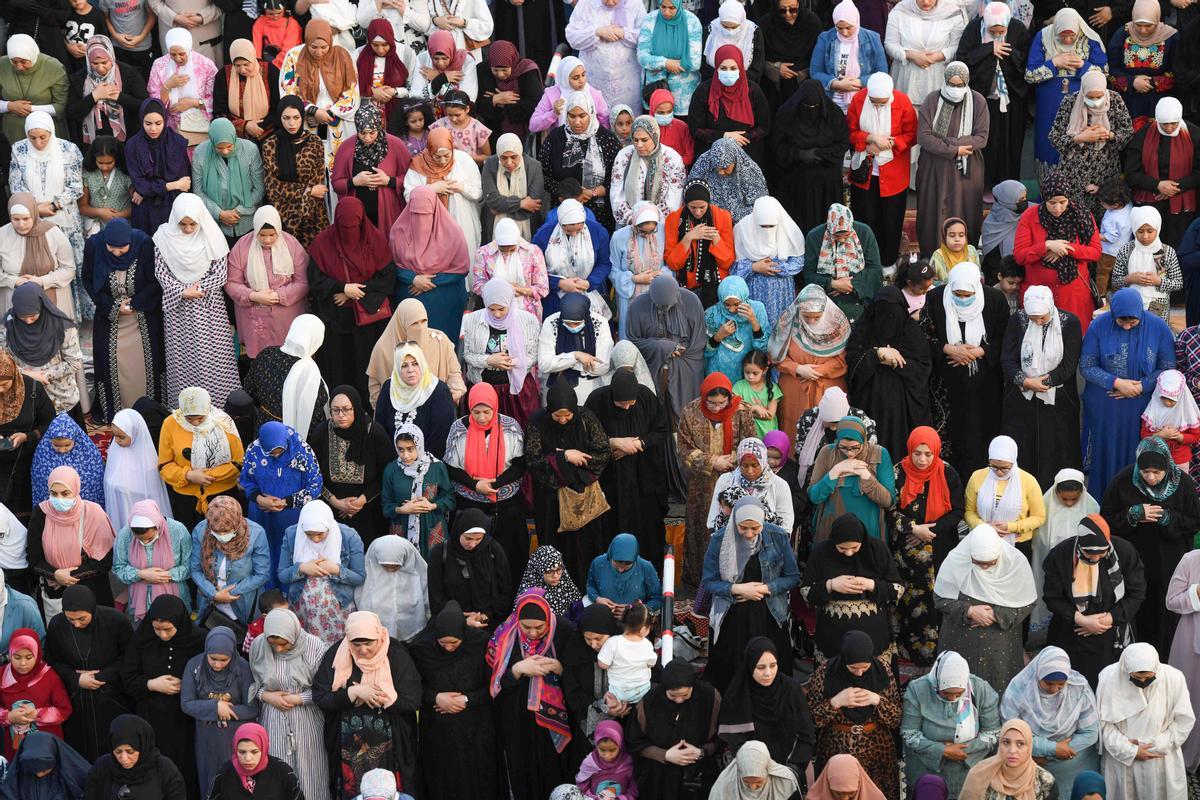 Musulmanes rezando el primer día de Eid al-Fitr, que marca el final del sagrado mes de ayuno del Ramadán, en El Cairo, el 2 de mayo de 2022.