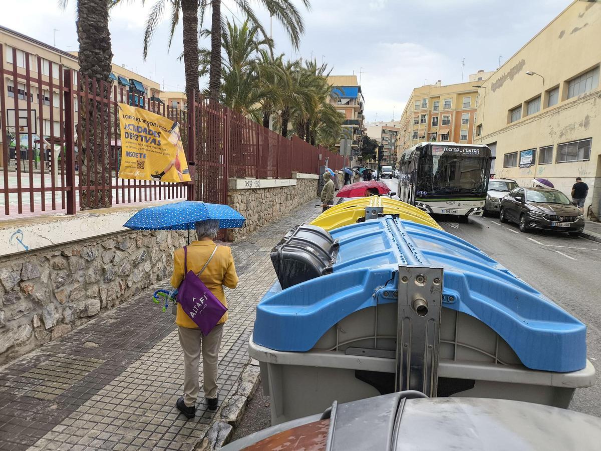 Contenedores de cuatro tipos distintos de residuos en una de las puertas de entrada al colegio Jaume I de Elche
