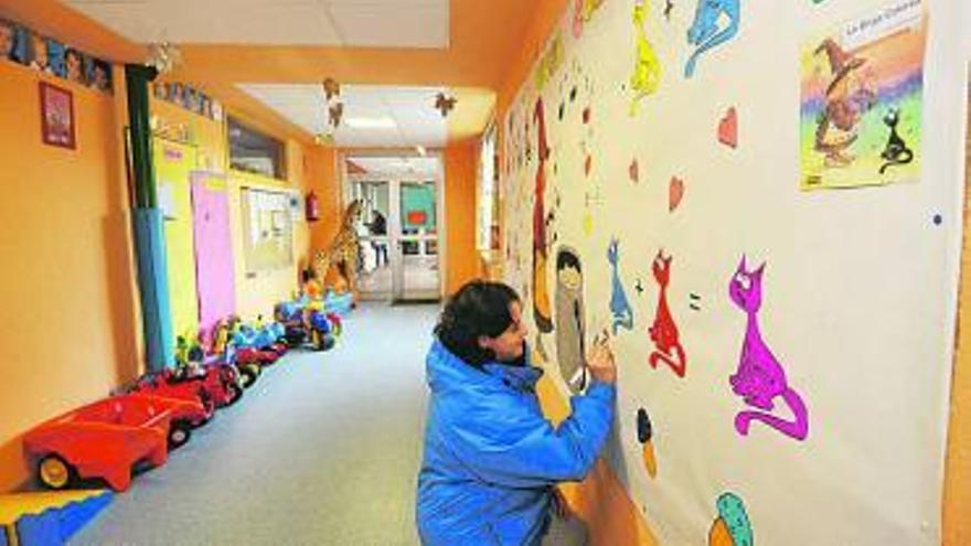 Una empleada de la escuela infantil de la Pola, en las instalaciones.