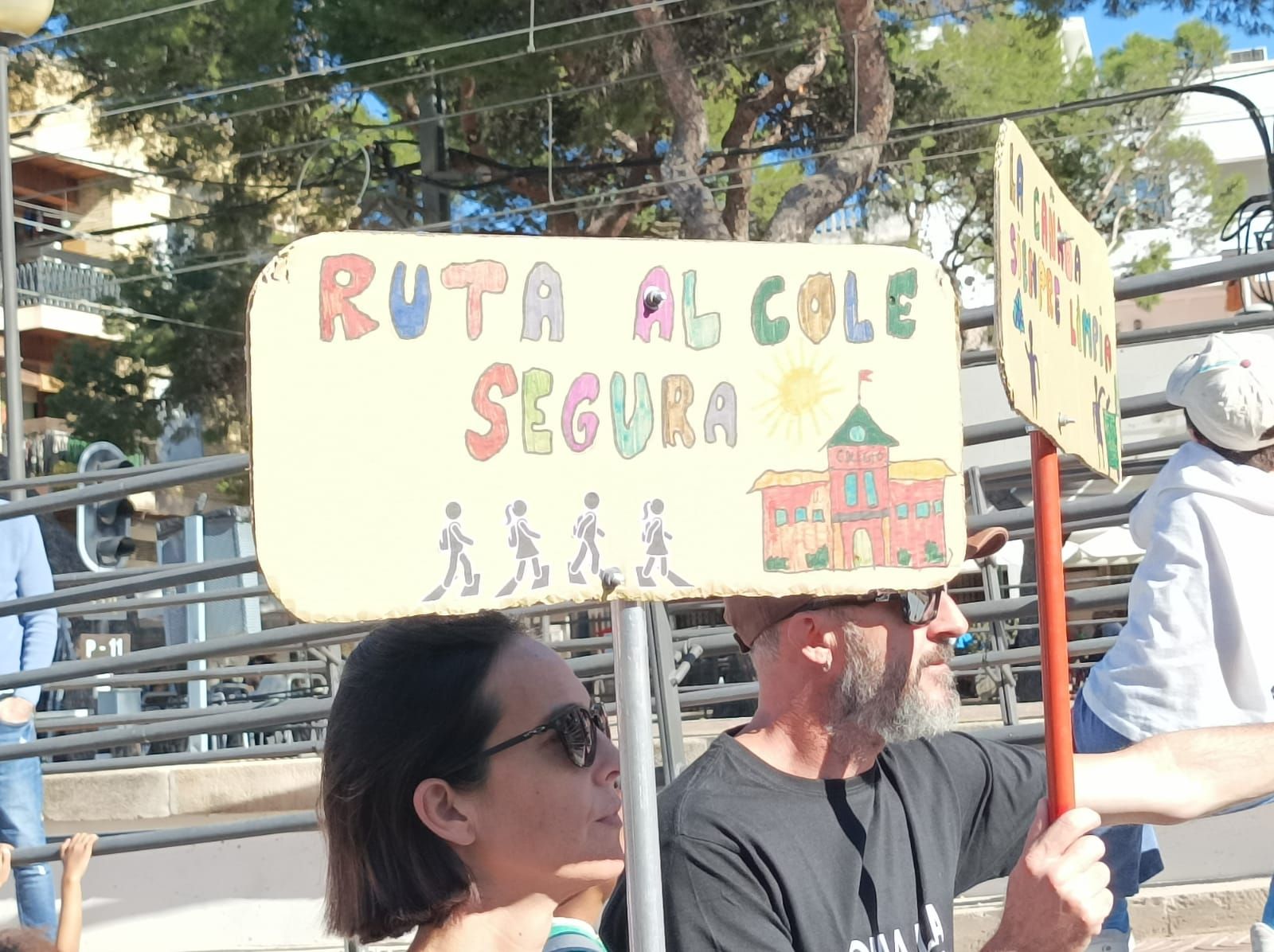 Manifestación por unas aceras accesibles en La Canyada