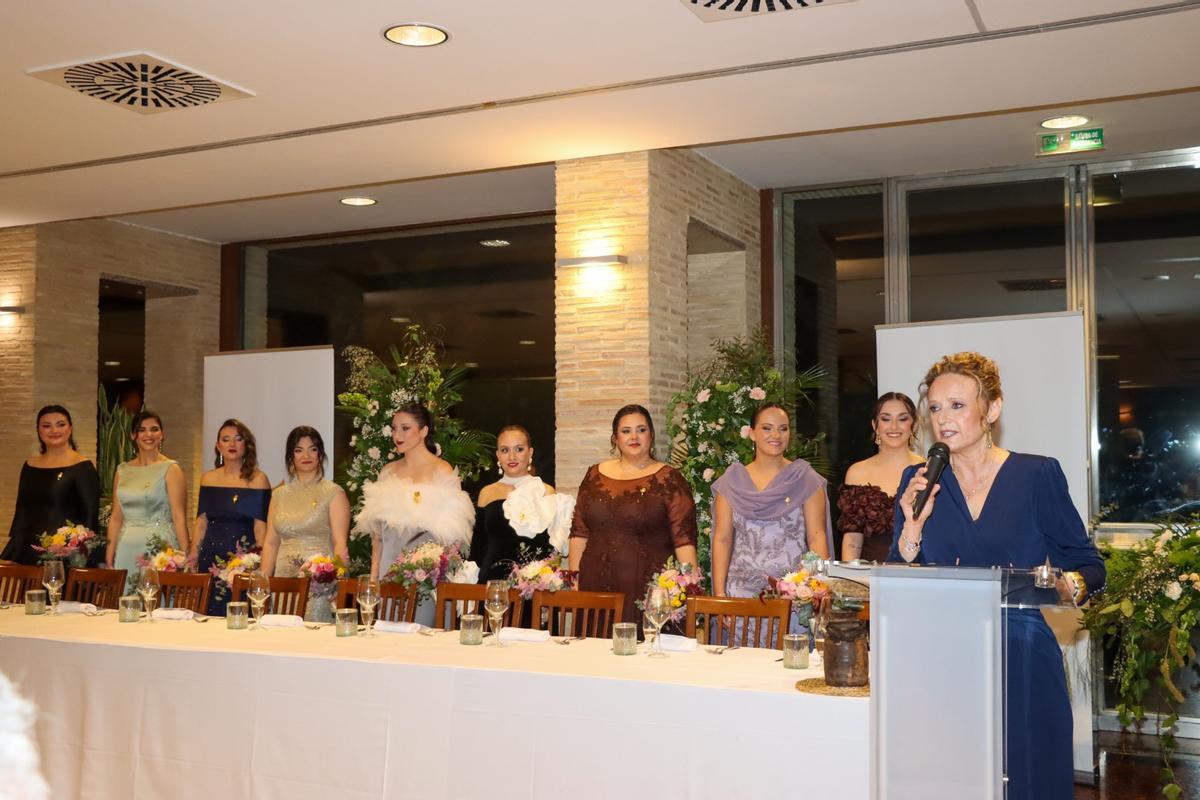 Foto del homenaje a la representante con su corte de honor en Torrent.