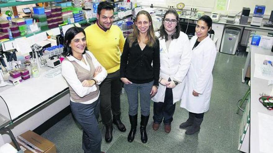 La bióloga Diana Valverde (a la izquierda), ayer con su equipo en el laboratorio. // Marta G. Brea