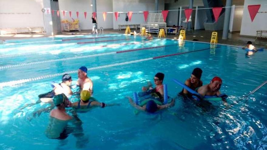 Usuarios con discapacidad en la piscina de Cerveira. // FdV