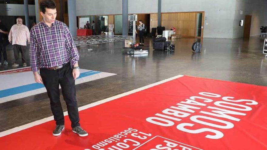 Gonzalo Caballero visitó ayer el palacio de Congresos de Santiago donde se reúne el partido. // X. Álvarez