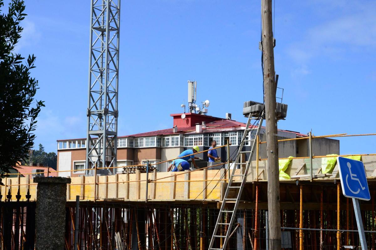 Las obras de la Biblioteca Torrente Ballester, ayer, en Bueu.