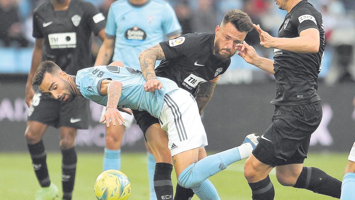 Josan y Brais Méndez, durante el Celta-Elche de la temporada pasada, disputado en el estadio de Balaídos