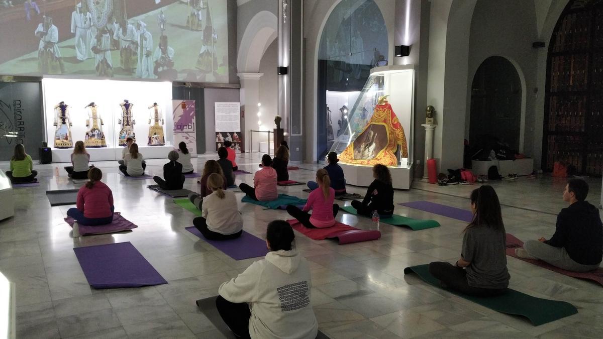 Clase de yoga en el Museo de Bordados del Paso Blanco.