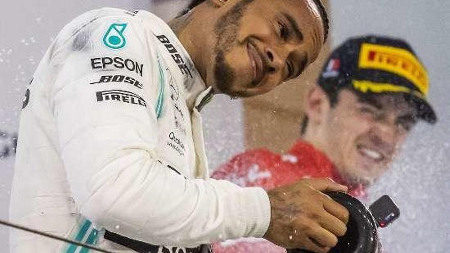 Hamilton celebra su victoria en el podio. // Efe
