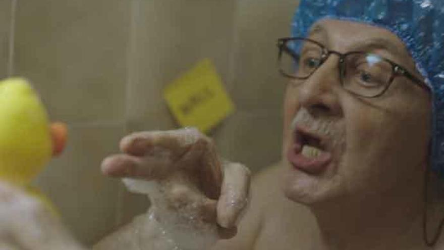 El anciano práctica inglés hasta en la ducha.