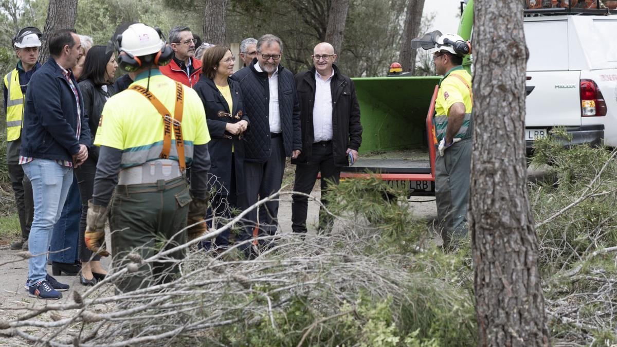 Visita a los operarios de las brigadas de mitigación de incendios en Benicarló, este miércoles.