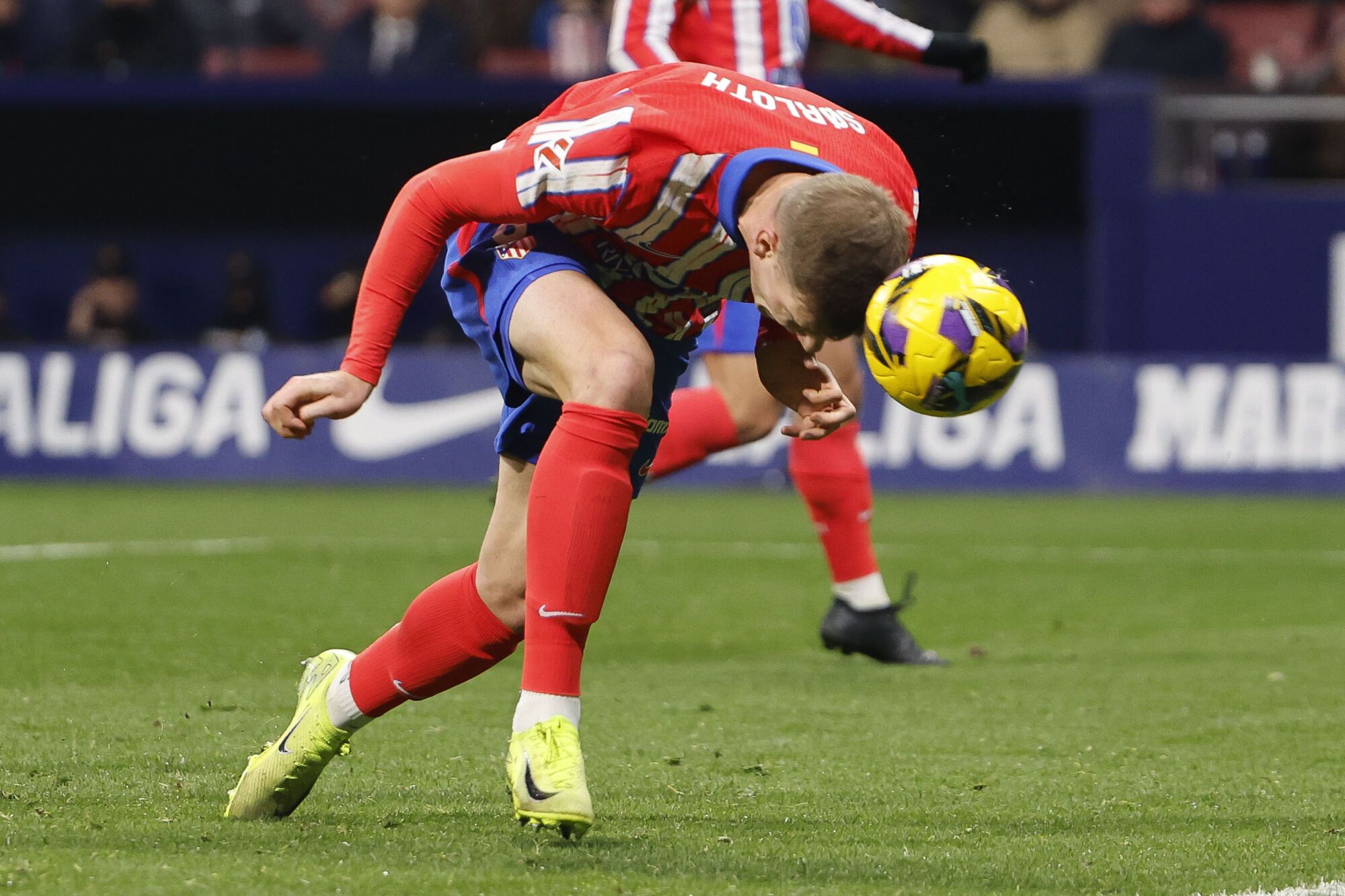 MADRID, 08/12/2024.- El delantero noruego del Atlético de Madrid, Alexander Sorloth, intenta rematar durante el encuentro correspondiente a la jornada 16 de Laliga EA Sports que disputan hoy domingo Atlético de Madrid y Sevilla en el estadio Metropolitano, en Madrid. EFE / Sergio Perez.