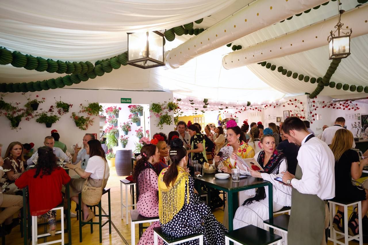 La Feria de Córdoba en imágenes: un martes para tomárselo sin prisas en El Arenal