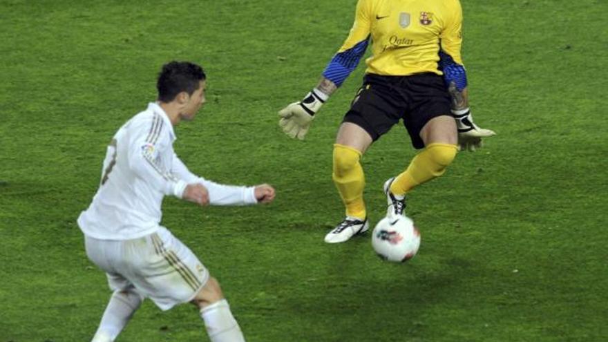 El remate de Cristiano Ronaldo supera a Víctor Valdés en la jugada del 1-2. | reuters